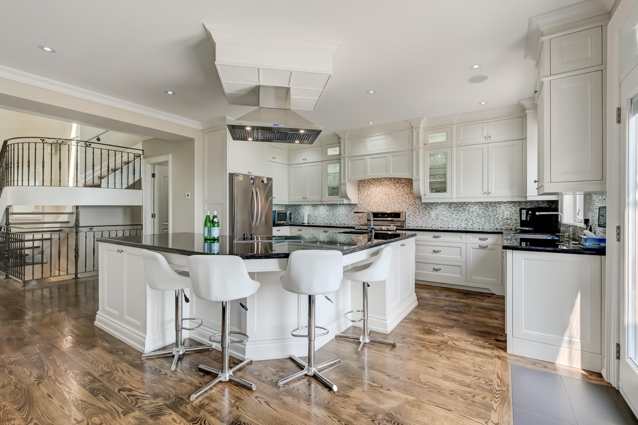 Explore,Stunning,Photos,Of,A,Renovated,Luxury,Kitchen,And,Dining